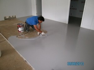 aplicando pvimento auto nivelante impapol resin