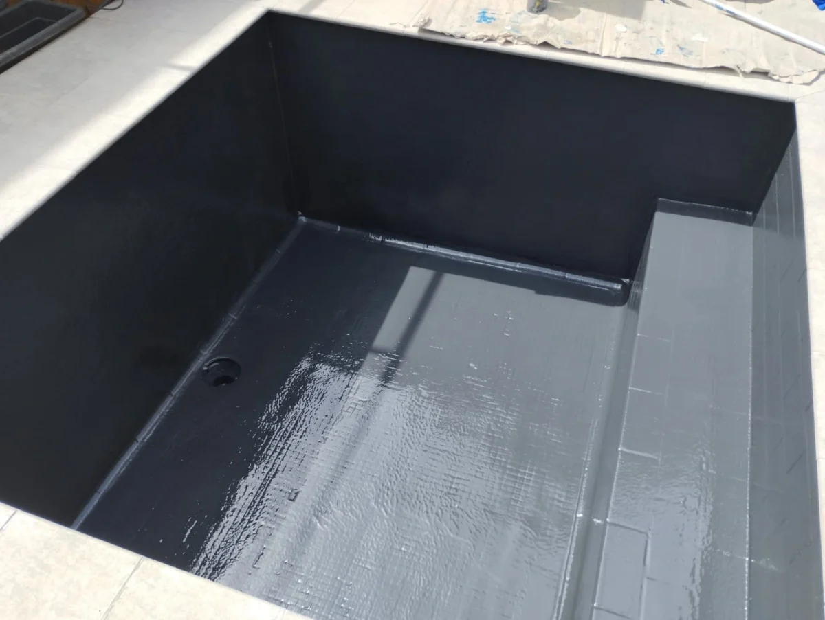 Piscina petita impermeabilitzada en color negre a Terrassa, amb acabat modern i resistent