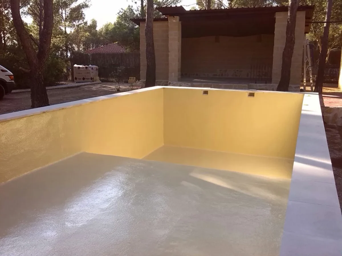 Piscina impermeabilitzada amb un acabat decoratiu groc a Lloret de Mar