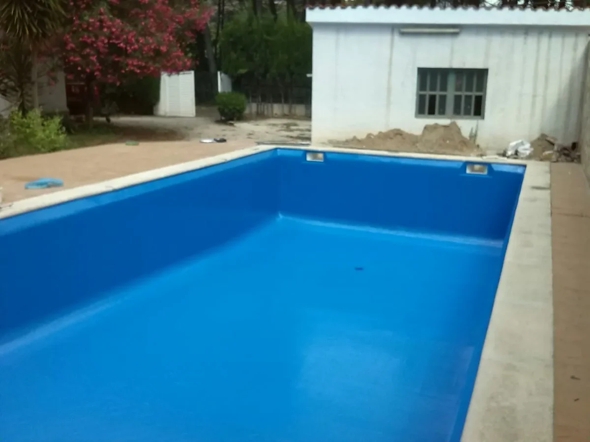 Aplicació de sistema impermeabilitzant blau en una piscina residencial de Girona